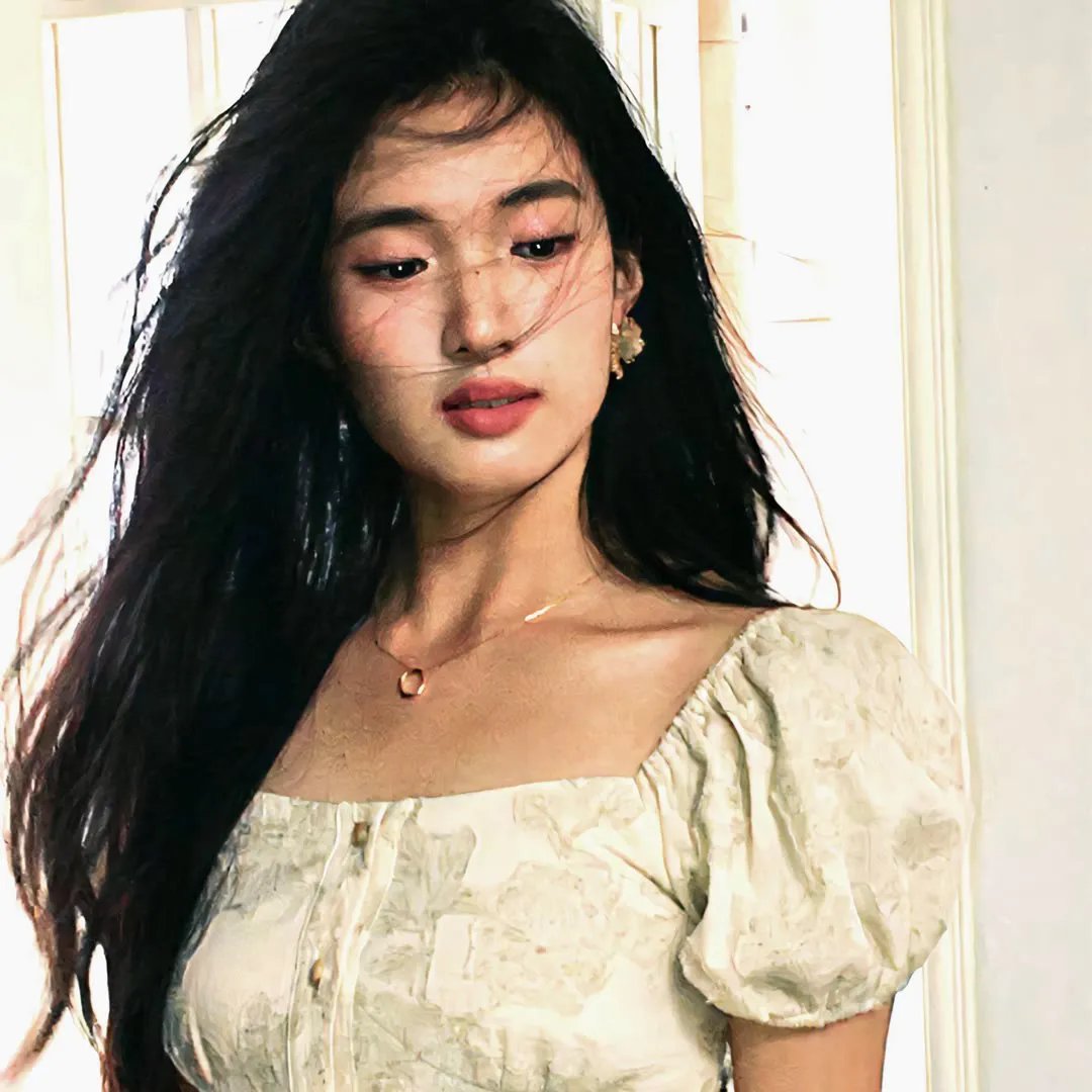 球场上的朝阳 海报